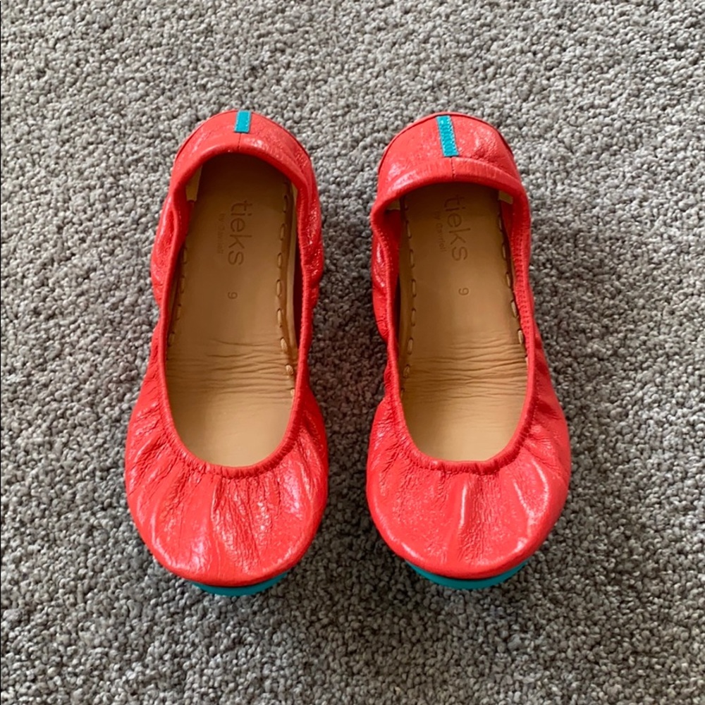 New patent leather TIEKS deep coral color. Size 9
